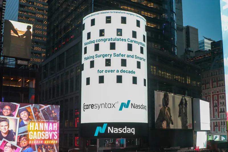 Billboard Caresyntax pe ecranul Nasdaq din Times Square, New York