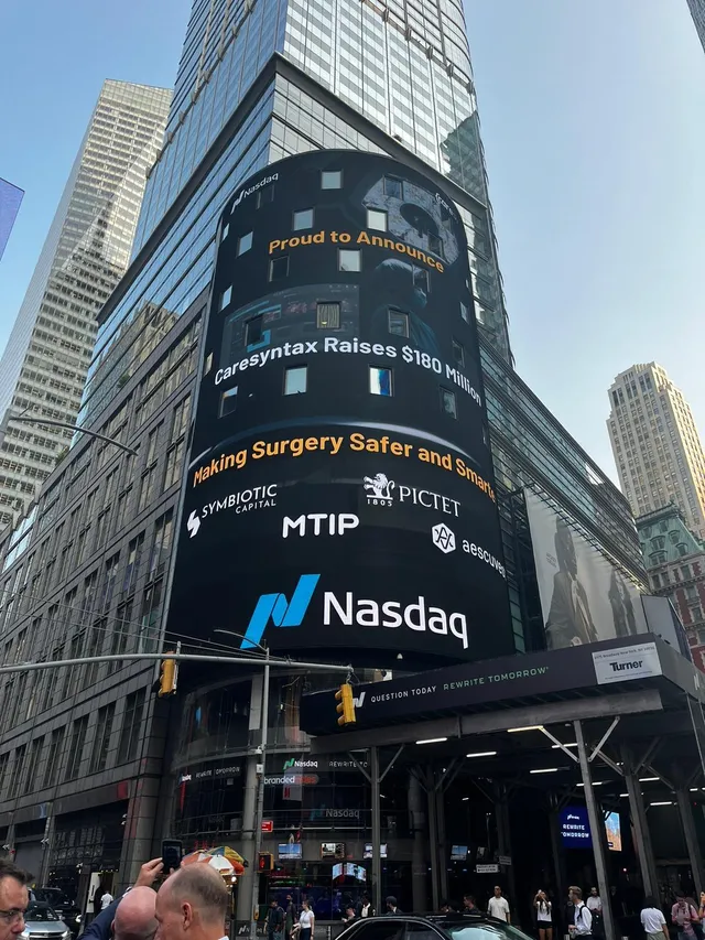 Caresyntax pe ecranul Nasdaq din Times Square — fotografie a proiectului