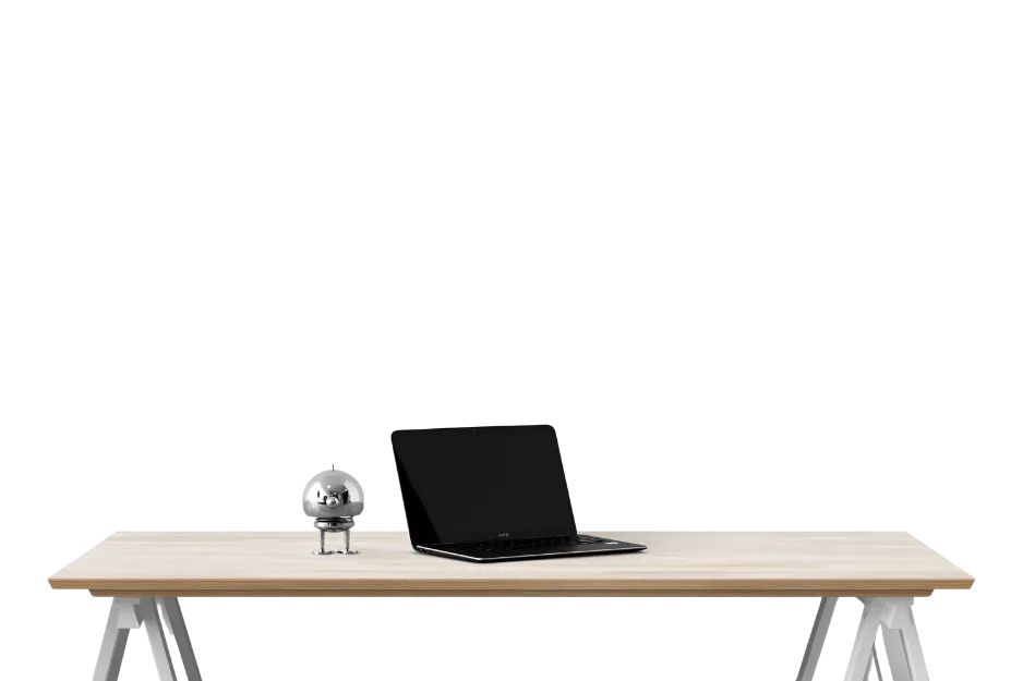 Birou cu laptop și un mic robot metalic